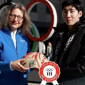 爱游戏平台体验-附有亲笔签名，林孝埈将米兰冬奥熊猫头盔捐赠奥林匹克博物馆